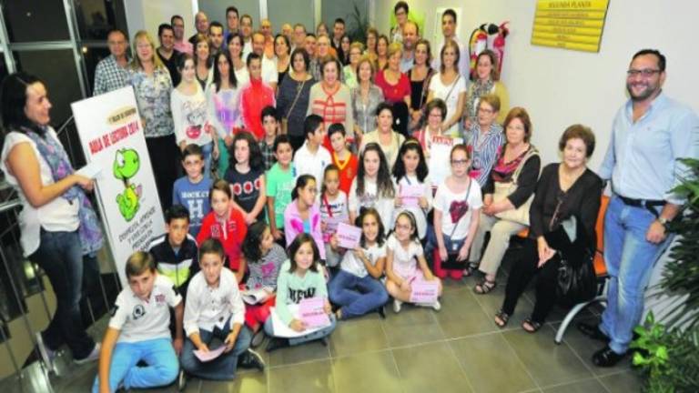 Unas ochenta personas trabajan para elaborar su propia Portada Unas ochenta personas trabajan para elaborar su propia Portada