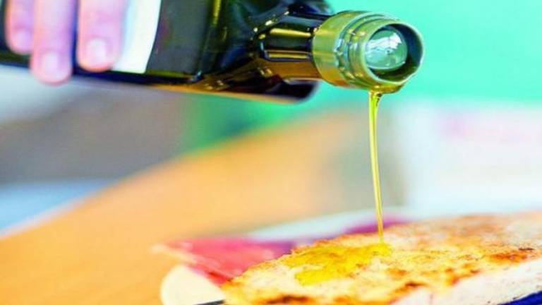 El consumo de aceite de oliva baja en los hogares españoles El consumo de aceite de oliva baja en los hogares españoles