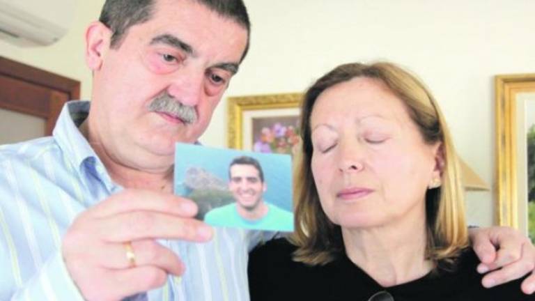 “Buscaremos a quien mató a nuestro hijo mientras vivamos” “Buscaremos a quien mató a nuestro hijo mientras vivamos”