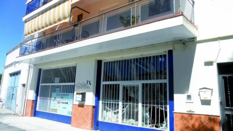 Tres heridos leves al venirse abajo el suelo de su vivienda Tres heridos leves al venirse abajo el suelo de su vivienda