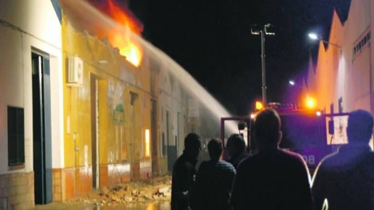 Un incendio arrasa tres naves de una misma empresa Un incendio arrasa tres naves de una misma empresa