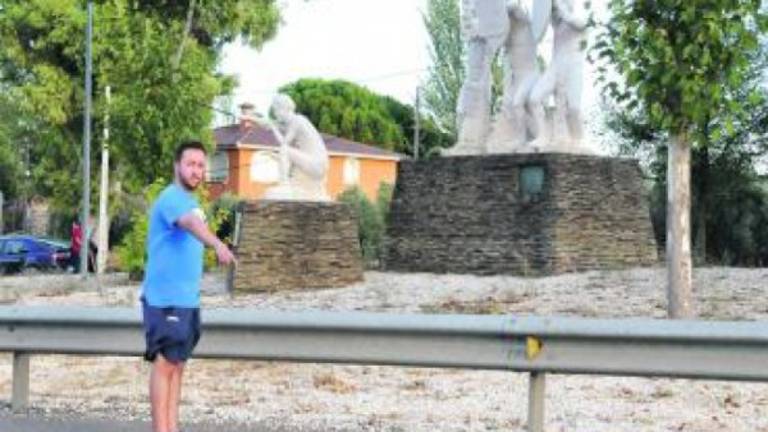 Una pareja devuelve un maletín con 1.000 euros Una pareja devuelve un maletín con 1.000 euros