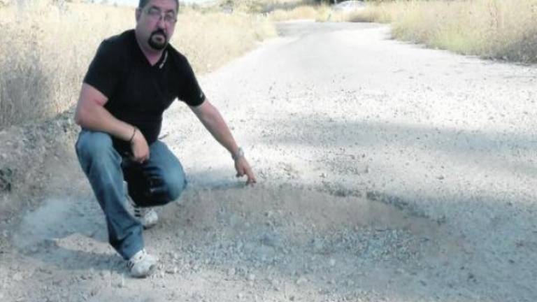 Indignación ante los daños en coches por una vía de servicio Indignación ante los daños en coches por una vía de servicio
