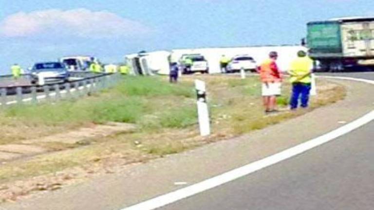 El vuelco de un trailer corta la autovía A-4 unas cuatro horas El vuelco de un trailer corta la autovía A-4 unas cuatro horas