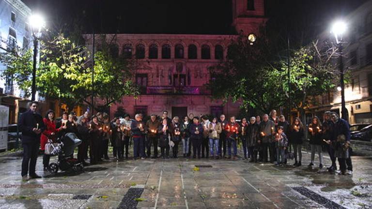 Fotografía ante el Ayuntamiento, iluminado contra los malos tratos Fotografía ante el Ayuntamiento, iluminado contra los malos tratos