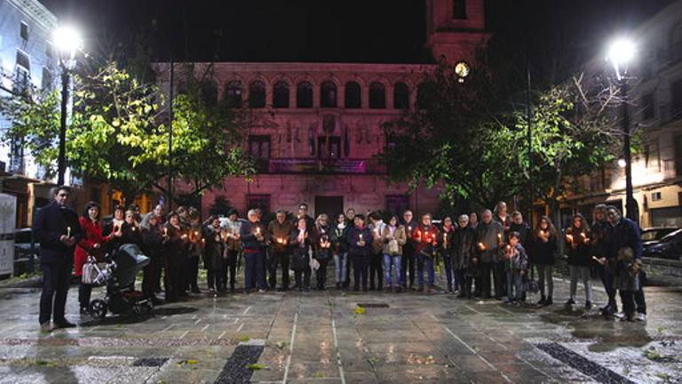 Fotografía ante el Ayuntamiento, iluminado contra los malos tratos