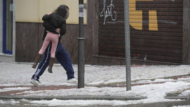 Un manto de granizo trae el invierno en pleno mayo