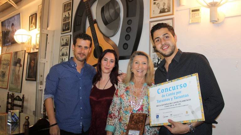 Antonio Mena da su primer paso para figura del cante Antonio Mena da su primer paso para figura del cante