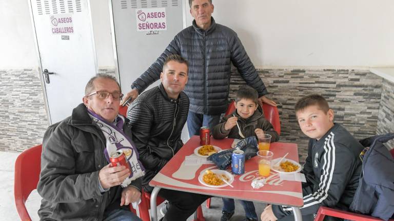 Paella, amigos, buena música y una gran pasión por el Real Jaén Paella, amigos, buena música y una gran pasión por el Real Jaén