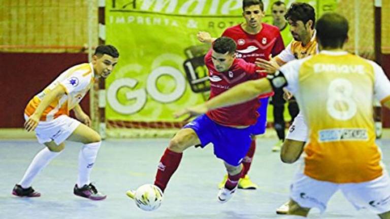 El Atlético Mengíbar lidera la Segunda B con una renta clara El Atlético Mengíbar lidera la Segunda B con una renta clara