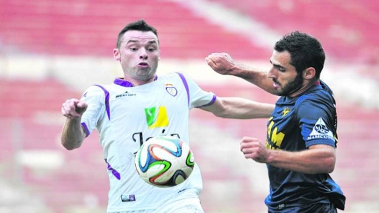 El Real Jaén pierde la etiqueta de invicto en el duelo por la cabeza El Real Jaén pierde la etiqueta de invicto en el duelo por la cabeza