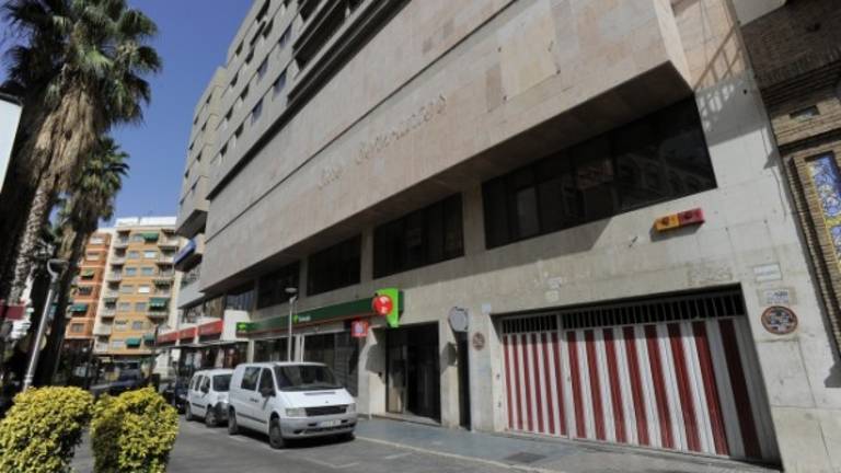 Un trabajador encuentra la serpiente del edificio Cervantes Un trabajador encuentra la serpiente del edificio Cervantes
