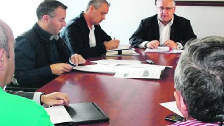 El alcalde reclama los terrenos cedidos a la firma Ros Casares El alcalde reclama los terrenos cedidos a la firma Ros Casares