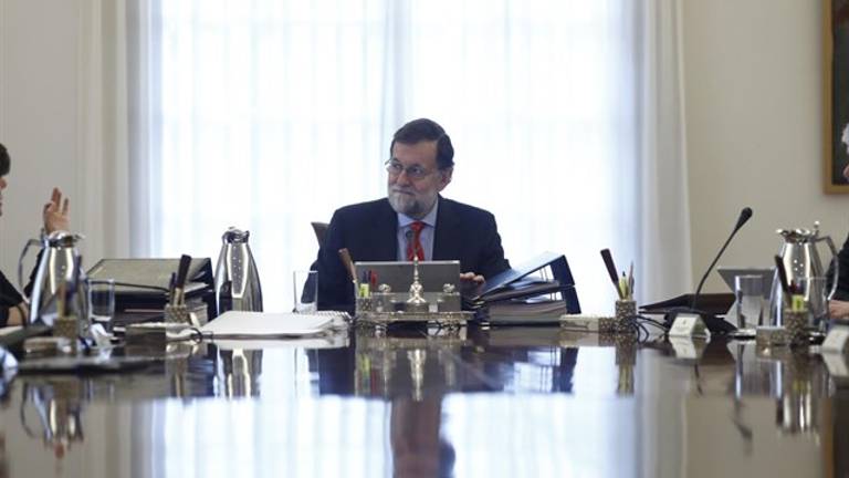 El Gobierno se aplica una subida salarial del 1,5% y Rajoy ganará casi 1.200 euros más este año El Gobierno se aplica una subida salarial del 1,5% y Rajoy ganará casi 1.200 euros más este año