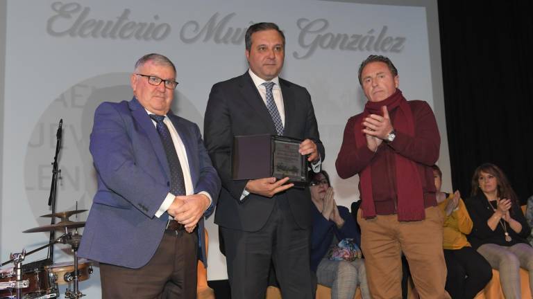 Distinguido en su pueblo el presidente del periódico Distinguido en su pueblo el presidente del periódico