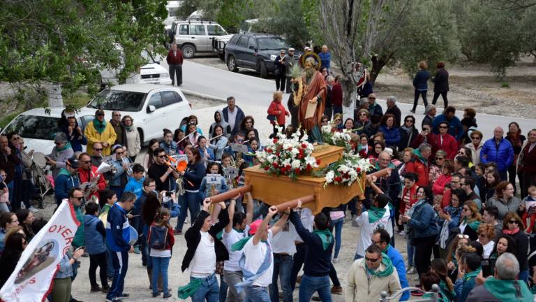 Jornada de romería en un entorno exuberante Jornada de romería en un entorno exuberante