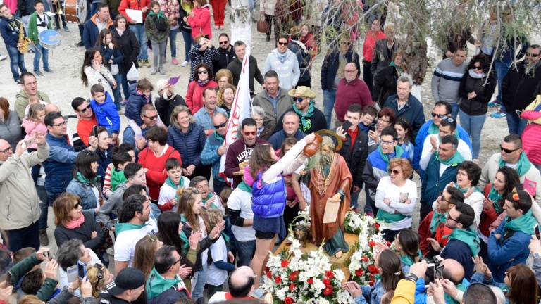 Jornada de romería en un entorno exuberante Jornada de romería en un entorno exuberante