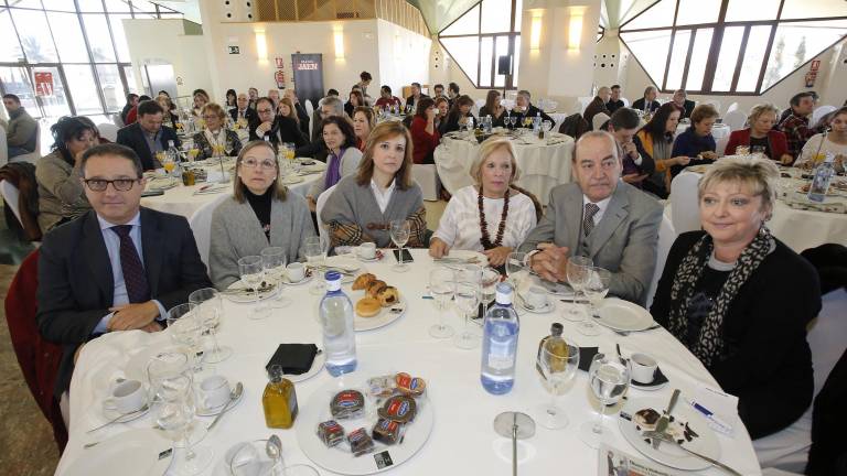 Los asistentes al acto Los asistentes al acto