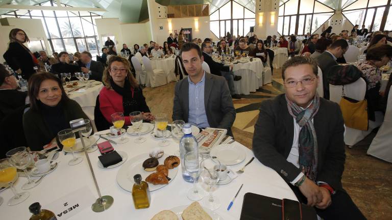 Los asistentes al acto Los asistentes al acto