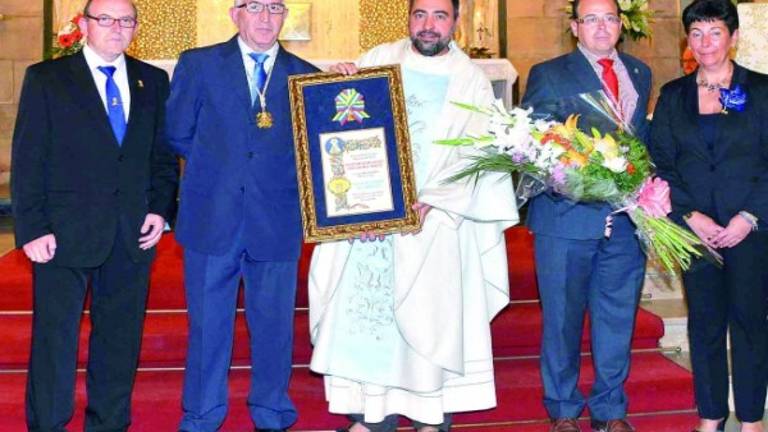 La Coral Virgen de Linarejos regala su medalla a la patrona La Coral Virgen de Linarejos regala su medalla a la patrona