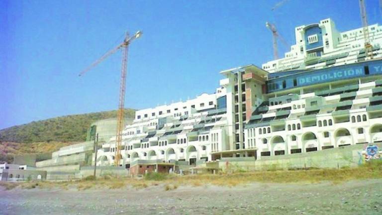 Greenpeace reclama derribar El Algarrobico Greenpeace reclama derribar El Algarrobico