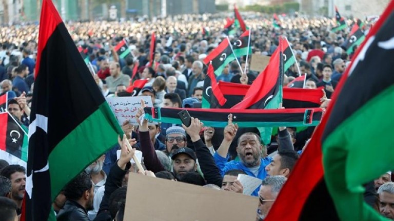 Medio millar de heridos y cien muertos en Libia