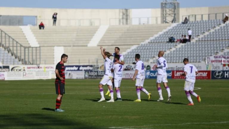 El Real Jaén golpea a base de goles al Melilla (5-0) El Real Jaén golpea a base de goles al Melilla (5-0)