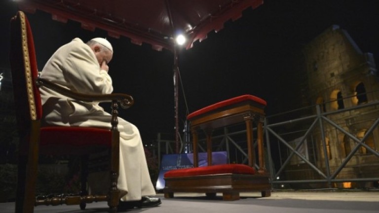 El Papa reparte donativos a los mendigos de Roma