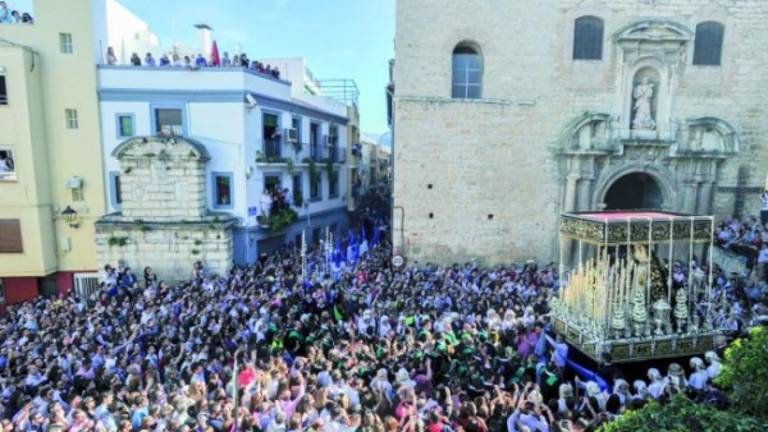 La procesión de Los Estudiantes consigue la “matrícula de honor” La procesión de Los Estudiantes consigue la “matrícula de honor”