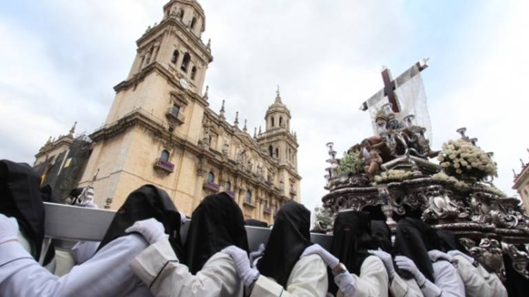 La Catedral y Cristo Rey, dos procesiones colosales La Catedral y Cristo Rey, dos procesiones colosales