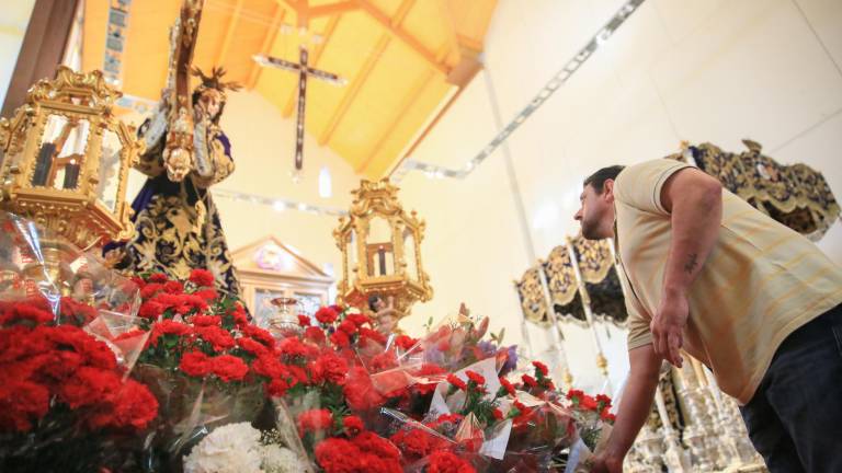 Ofrenda floral y poética en las horas previas a la Madrugada Ofrenda floral y poética en las horas previas a la Madrugada