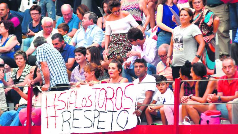 El toreo de Cayetano y Adrián de Torres vence la tormenta El toreo de Cayetano y Adrián de Torres vence la tormenta