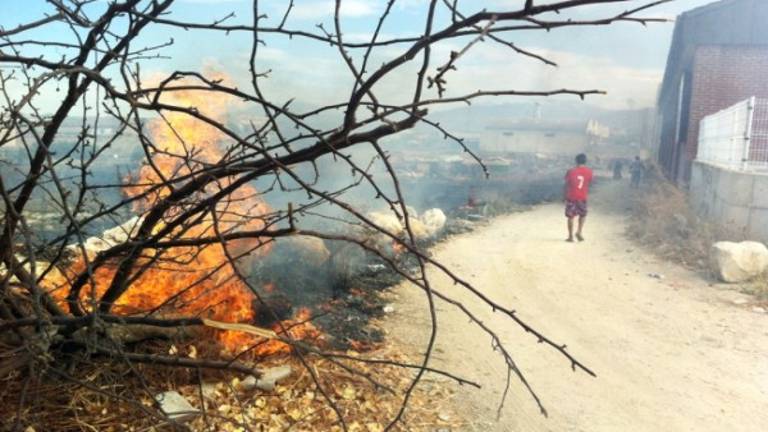 Incendio de pastos junto al descampado chabolista del Bulevar