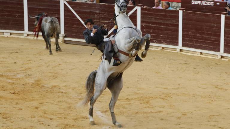 Triunfo de Diego Ventura y cogida del banderillero Vicente Varela