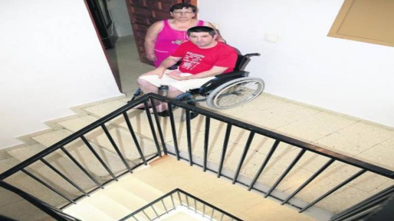 Una madre pide un ascensor para su hijo con discapacidad Una madre pide un ascensor para su hijo con discapacidad