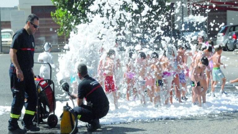 Los niños son bomberos por un solo día Los niños son bomberos por un solo día