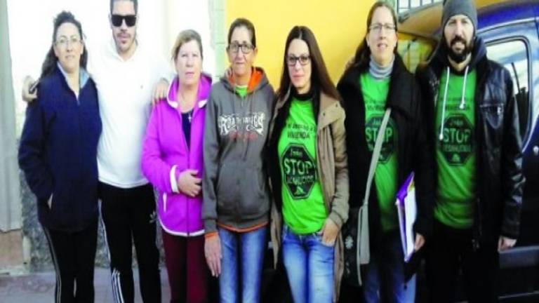 La presión social detiene por primera vez un desahucio La presión social detiene por primera vez un desahucio