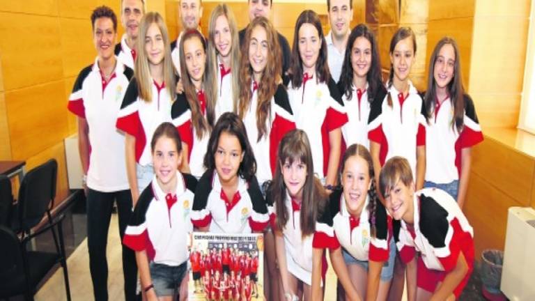 Un grupo que “encesta” más sonrisas en el Ayuntamiento Un grupo que “encesta” más sonrisas en el Ayuntamiento