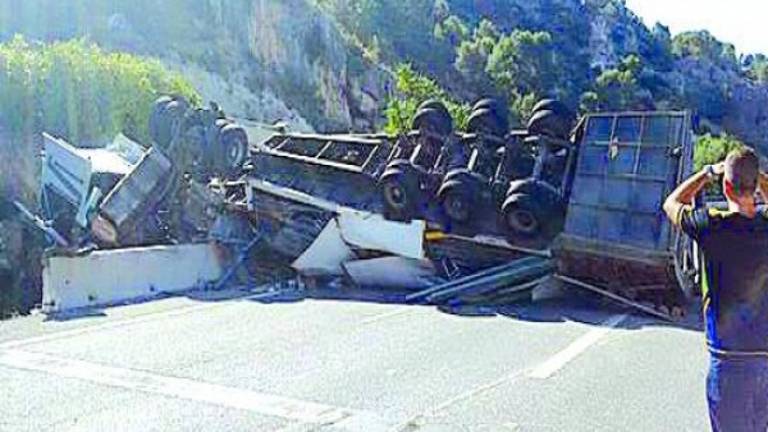 El vuelco de un camión corta la A-44 cerca de tres horas El vuelco de un camión corta la A-44 cerca de tres horas