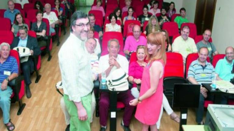 Francisco Javier Muñoz y Antonia Olivares dan la bienvenida a los participantes. Francisco Javier Muñoz y Antonia Olivares dan la bienvenida a los participantes.