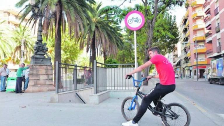 La prohibición de bicis en el Paseo desata la polémica La prohibición de bicis en el Paseo desata la polémica
