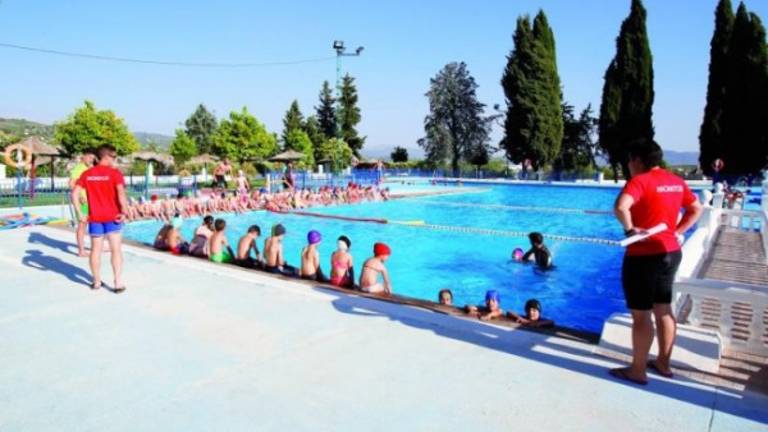 Los cursos de natación abren la temporada en la piscina Los cursos de natación abren la temporada en la piscina