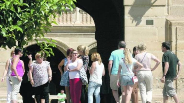 Cuatrocientos vecinos optan a una plaza de limpiador Cuatrocientos vecinos optan a una plaza de limpiador