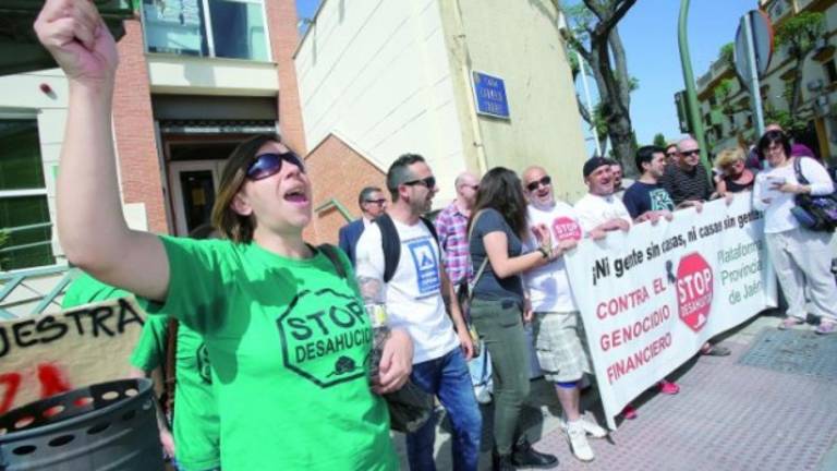 Multados con 80 euros por ocupar la sede de la Delegación de Vivienda Multados con 80 euros por ocupar la sede de la Delegación de Vivienda