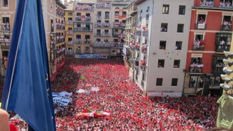 Arrancan los sanfermines 2015 tras un chupinazo masivo Arrancan los sanfermines 2015 tras un chupinazo masivo