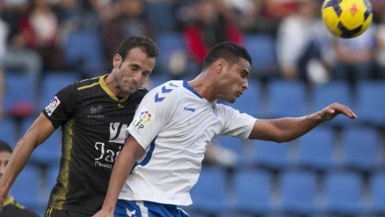 El Real Jaén sigue vivo y sale del descenso tras ganar al Tenerife con un gol de Jona de penalti El Real Jaén sigue vivo y sale del descenso tras ganar al Tenerife con un gol de Jona de penalti