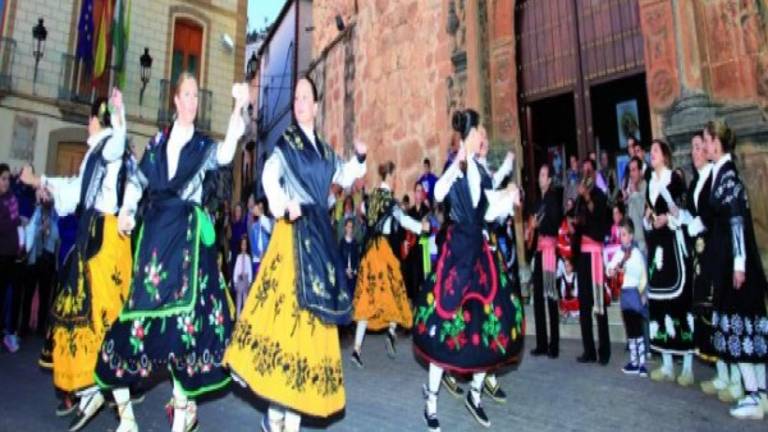 Orcera baila con el mejor folclore Orcera baila con el mejor folclore