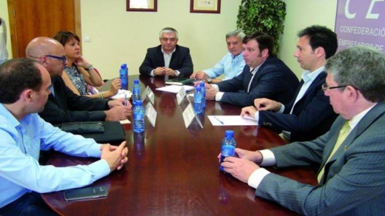 El PSOE promete revisar la fiscalidad a los empresarios El PSOE promete revisar la fiscalidad a los empresarios