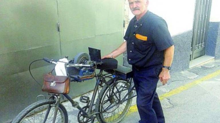 Ramón Pinto, el afilador que esquiva el paro en bicicleta Ramón Pinto, el afilador que esquiva el paro en bicicleta