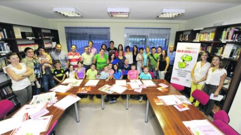 Guardeños se enganchan a la atractiva lectura de periódicos Guardeños se enganchan a la atractiva lectura de periódicos